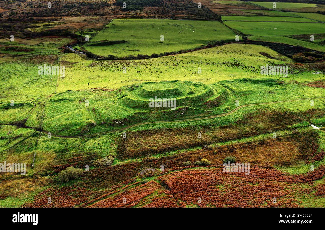 Dun nosebridge multivalates prähistorisches Fort aus der Eisenzeit, Hügel über dem Fluss Laggan, Islay, Innere Hebriden, Schottland. Antenne. Sieht so aus Stockfoto