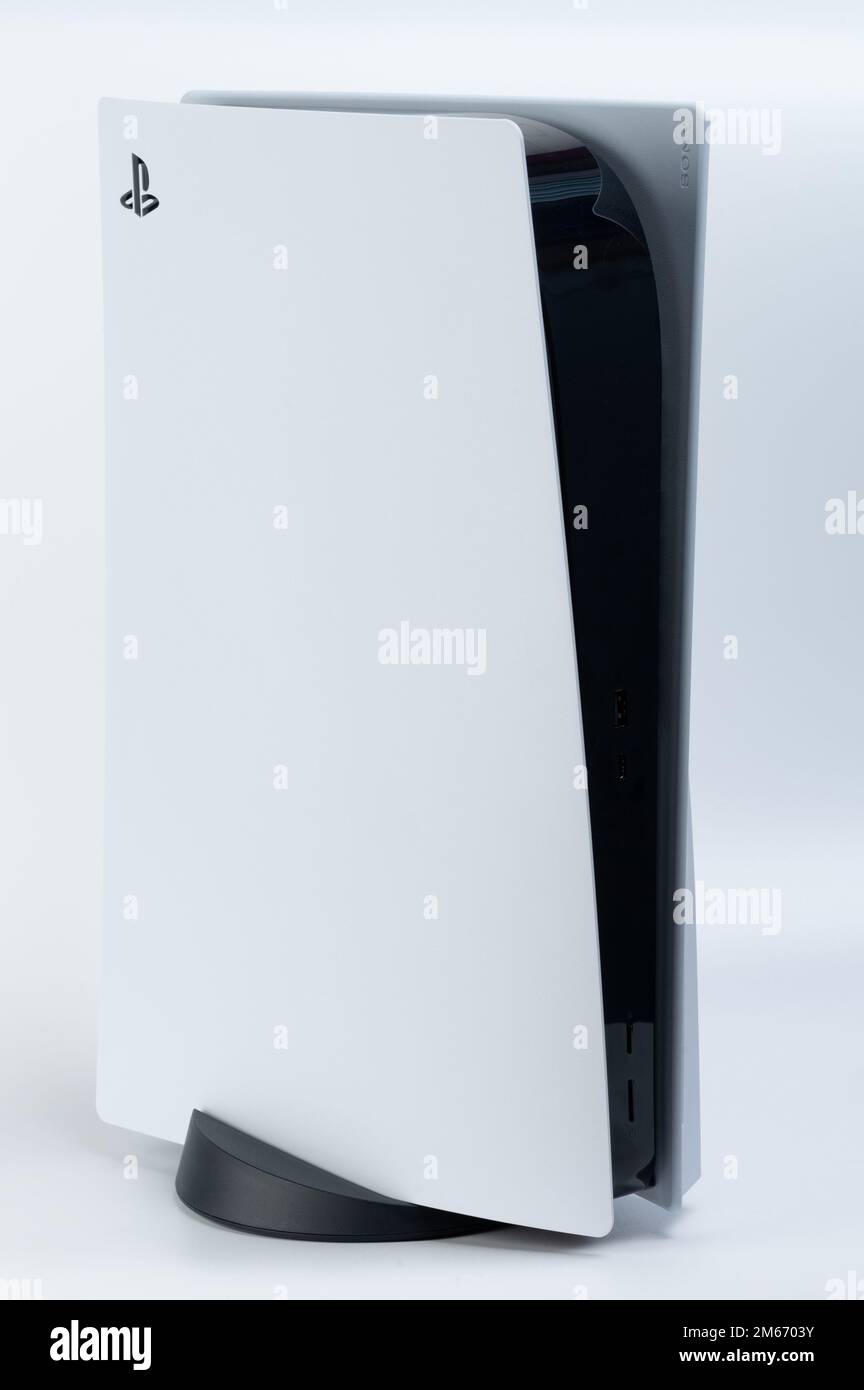 New york, USA - 28. Dezember 2022: Perspektivische Ansicht der Sony playstation 5-Konsole isoliert im Studiohintergrund Stockfoto