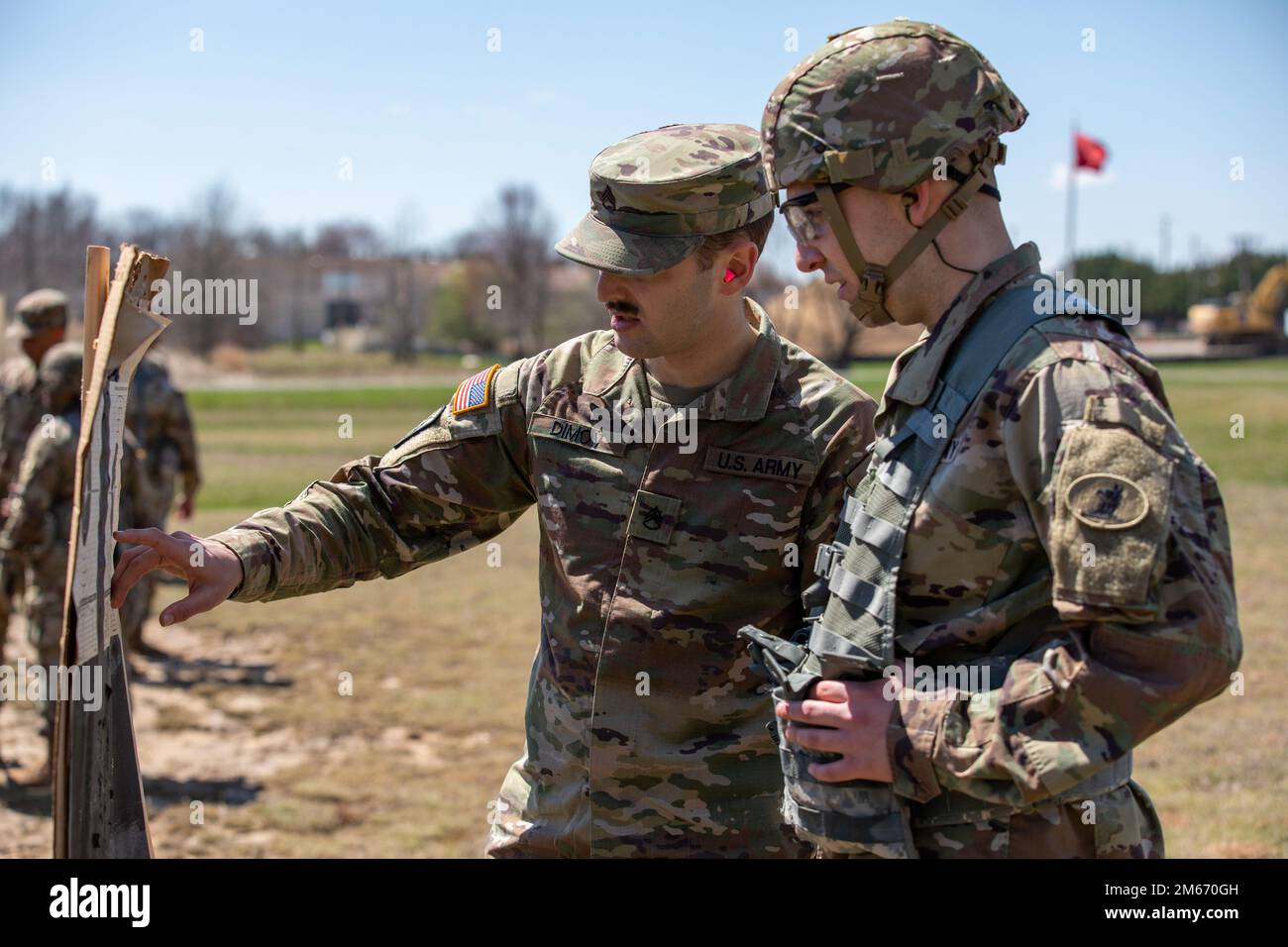 Mitglieder der Nationalgarde von Delaware nehmen am 8. April 2022 am jährlichen Best Warrior Competition auf dem River Road Training Site Teil. Die Gewinner vertreten die Delaware Guard bei dem im Laufe des Jahres stattfindenden regionalen Wettbewerb und haben die Möglichkeit, die Air Assault School zu besuchen. Stockfoto