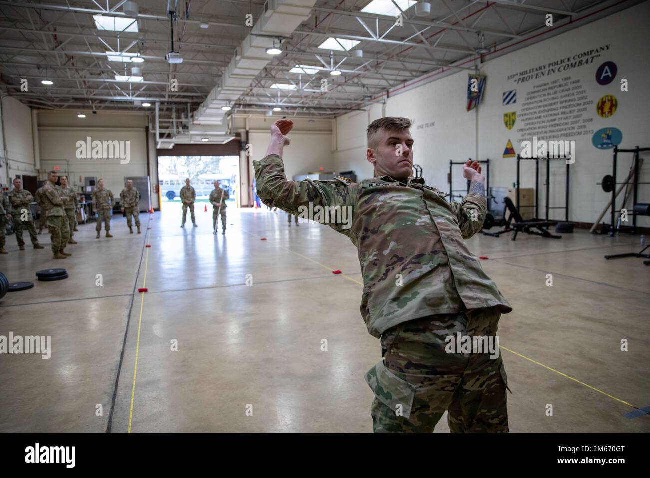 Mitglieder der Nationalgarde von Delaware nehmen am 8. April 2022 am jährlichen Best Warrior Competition auf dem River Road Training Site Teil. Die Gewinner vertreten die Delaware Guard bei dem im Laufe des Jahres stattfindenden regionalen Wettbewerb und haben die Möglichkeit, die Air Assault School zu besuchen. Stockfoto