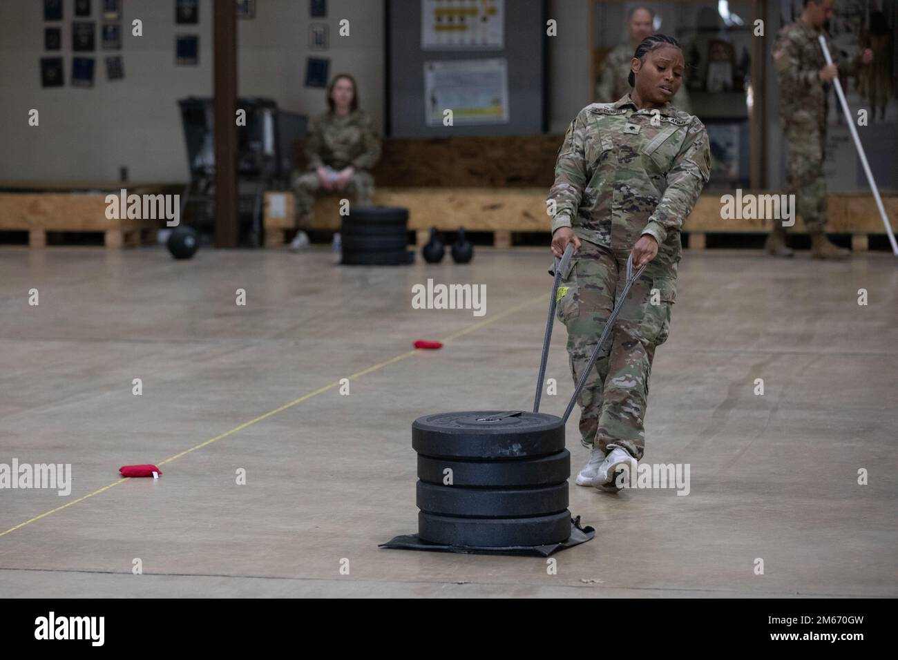 Mitglieder der Nationalgarde von Delaware nehmen am 8. April 2022 am jährlichen Best Warrior Competition auf dem River Road Training Site Teil. Die Gewinner vertreten die Delaware Guard bei dem im Laufe des Jahres stattfindenden regionalen Wettbewerb und haben die Möglichkeit, die Air Assault School zu besuchen. Stockfoto