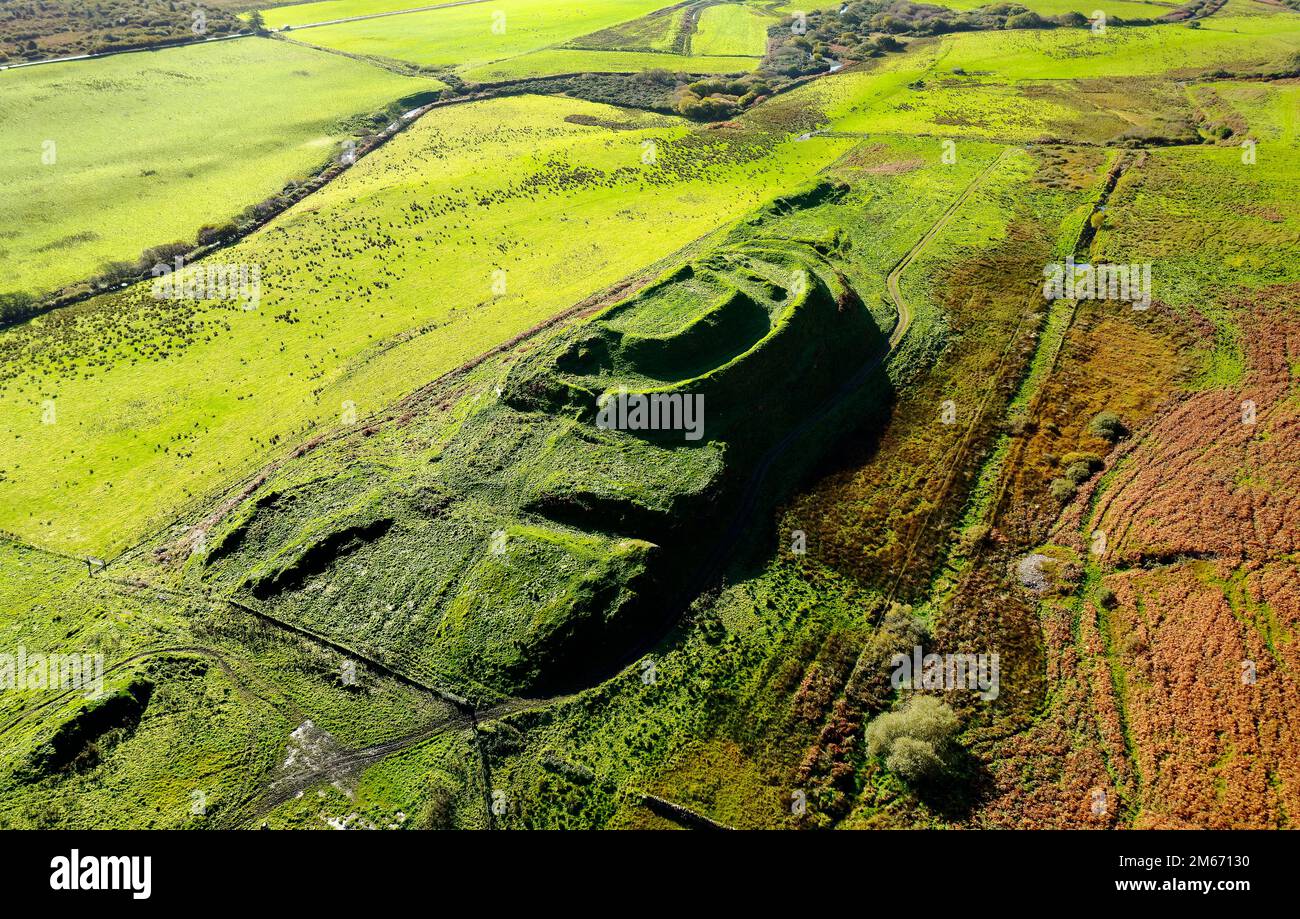 Dun nosebridge multivalates prähistorisches Fort aus der Eisenzeit, Hügel über dem Fluss Laggan, Islay, Innere Hebriden, Schottland. Antenne. Nach Süden schauen Stockfoto