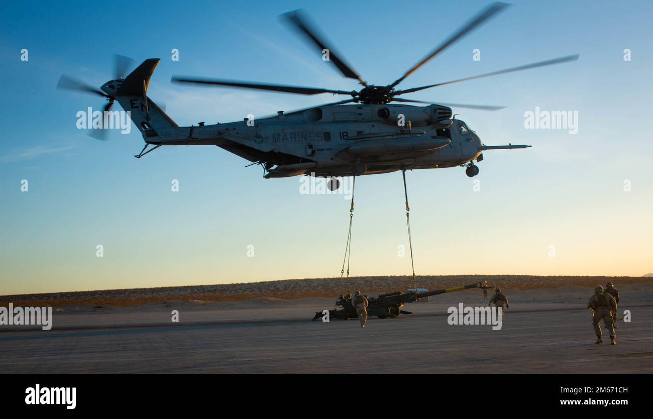 USA Marines mit 1. Stützbataillon, Combat Logistics Battalion 1, Combat Logistics Regiment 1 und Combat Logistics Battalion 451, Combat Logistics Regiment 45, einen M777 Howitzer auf einen CH-53 Super Hallion während der integrierten Trainingsübung 3-22 auf dem Marine Corps Air Ground Combat Center Twentynine Palms, Kalifornien, 8. April 2022. ITX ist ein Live-Feuerereignis, das die Einsatzbereitschaft der Einheit erhöht. Es lehrt die taktische Anwendung kombinierter Waffenmanöver sowie Offensive und Defensive Operationen während des Kampfes. Stockfoto