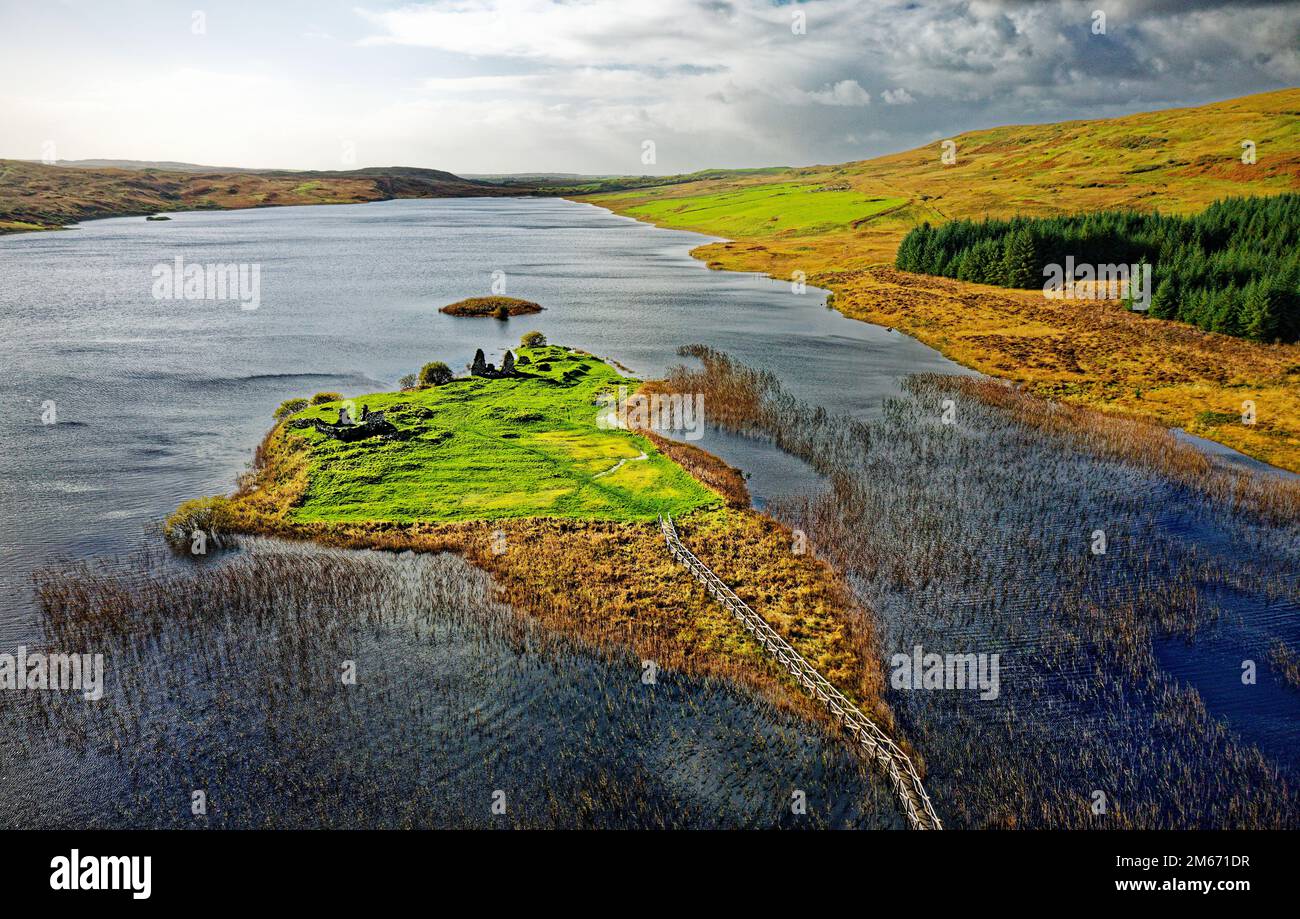 Finlaggan historische Stätte auf der Insel Eilean Mor in Loch Finlaggan, Islay, Innere Hebriden, Schottland. Sitz der Herren der Inseln und des Clans Donald Stockfoto