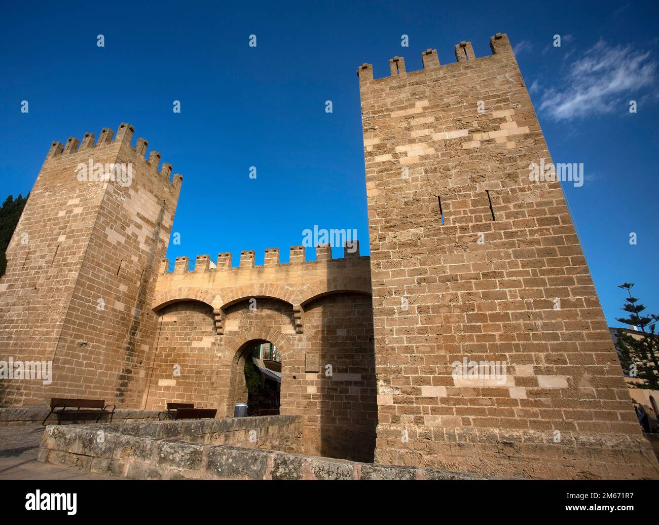 Alcudia, Palma de Mallorca - Spanien. 01. Oktober 2022. Die mittelalterliche Mauer von Alcudia hat eine unregelmäßige polygonale Form, bestehend aus 26 Türmen Stockfoto