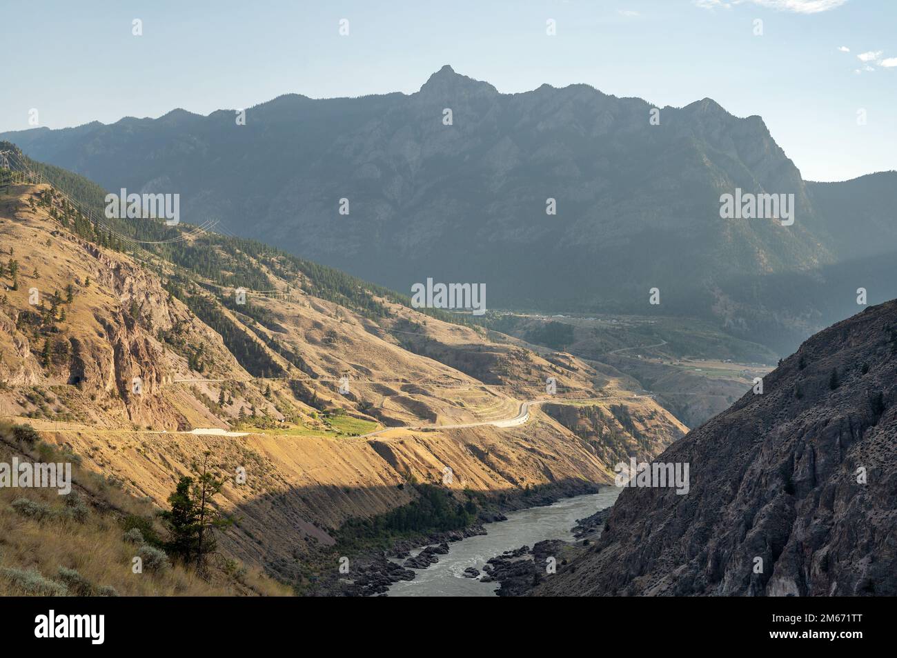 Ein kanadischer Highway durch die Region British Columbia Caribou an einem sonnigen Tag. In der Nähe von Lillooet BC, Kanada. Stockfoto