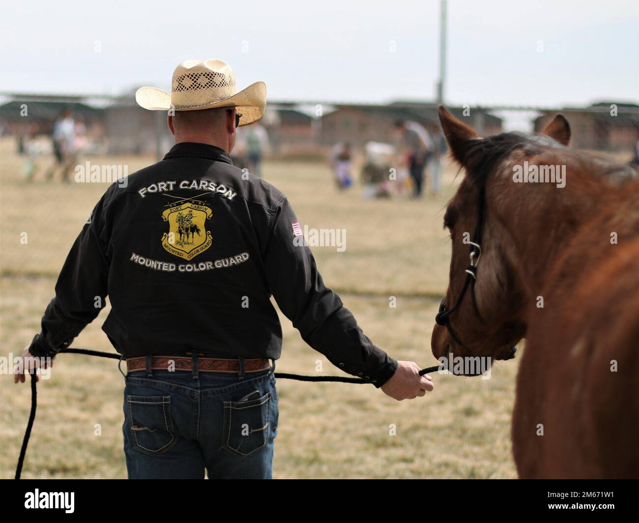 Ein Soldat, der der 4. Infanteriedivision zugeteilt wurde, und Fort Carson Mounted Color Guard führt ein Pferd während einer Ostereierjagd an, die von 2. Stryker Brigade Combat Team, 4. Infanteriedivision in Ft. Carson, Colorado, 9. April 2022. Die Brigade feierte die Veranstaltung mit Eierjagden, Pferdebegegnungen, statischen Darstellungen und einem Besuch des Osterhasen. USA Militärfoto von Major Jason Elmore. Stockfoto