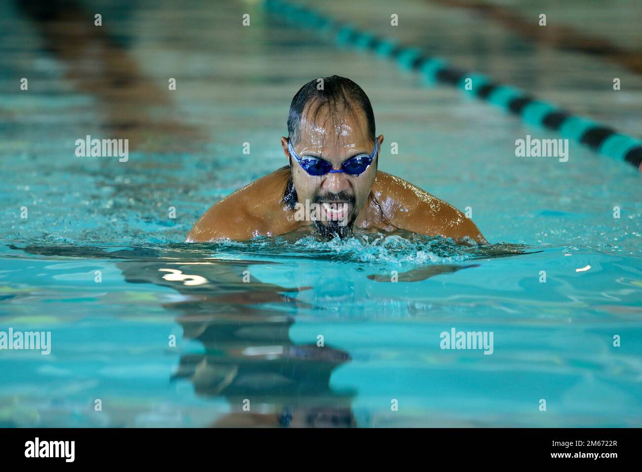 Der pensionierte Hauptmeister der U.S. Air Force, Sergeant Garrett Kuwada, fährt einige Runden im Pool während des Invictus Games Team U.S. Training Camp in Fort Belvoir, Virginia IG22, Invictus Games, Invictus Team USA, Stockfoto