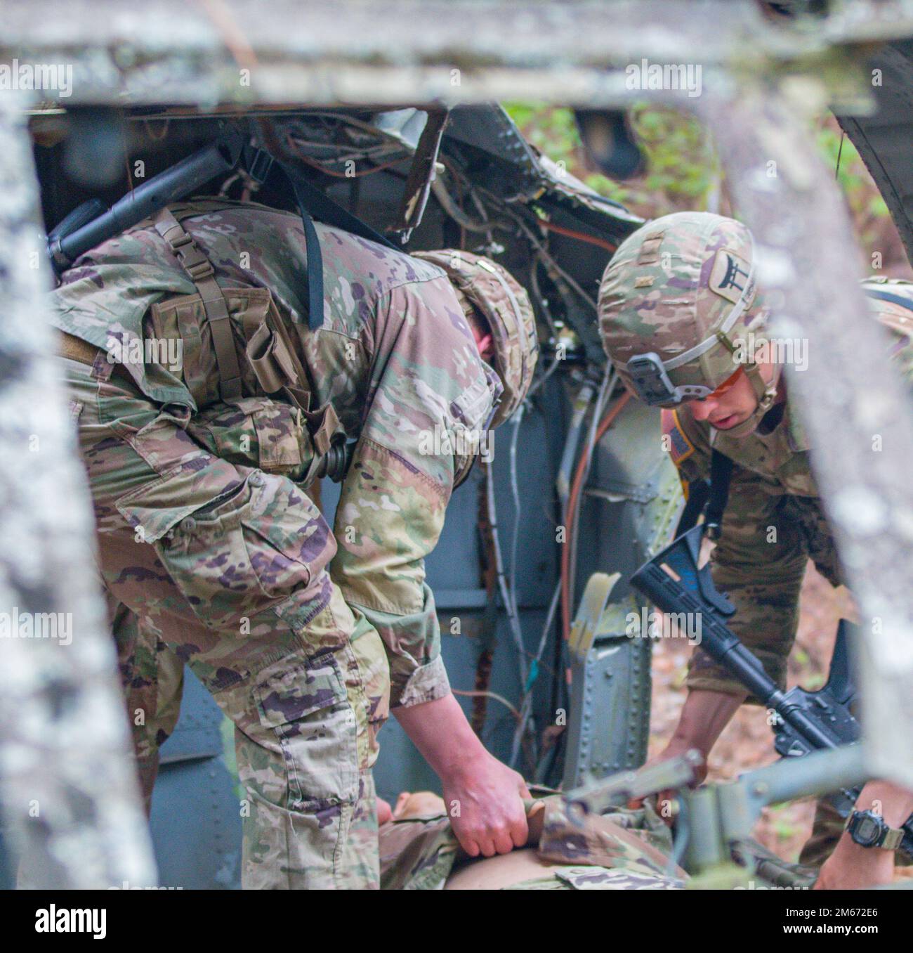 1. LT. Michael Singer und 1. LT. Matt McKenzie von der 101. Airborne Division (Luftangriff) beginnen das erste Ereignis von Tag 2 beim jährlichen Wettbewerb der besten Ranger in Fort Benning, Ga Der Zweck dieser Spur war es, medizinische Fähigkeiten zu testen, während man in einer feindlichen Umgebung Feuer bekam. Stockfoto