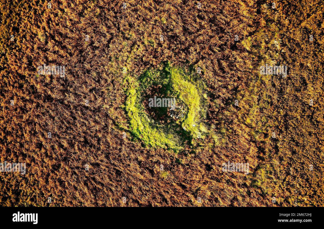 Der prähistorische Hüttenkreis ist in Herbstmelodie und Bracken grün. Luftaufnahme. Teil der Landschaft aus der Bronzezeit an einem Sidhean auf der Insel Islay, Schottland Stockfoto