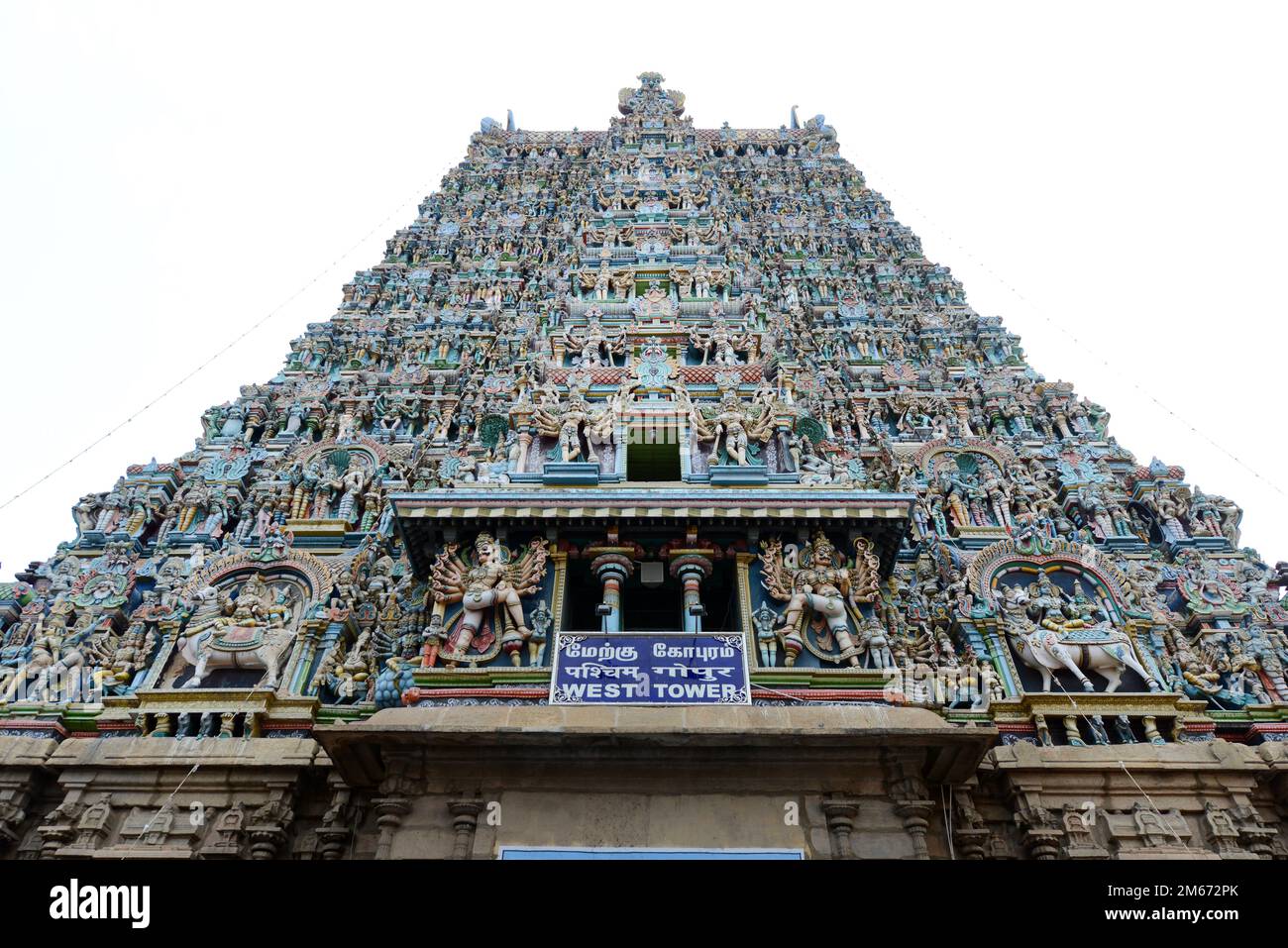 Die farbenfrohen Gopuramen des Meenakshi Amman Tempels in Madurai, Tamil Nadu, Indien. Stockfoto