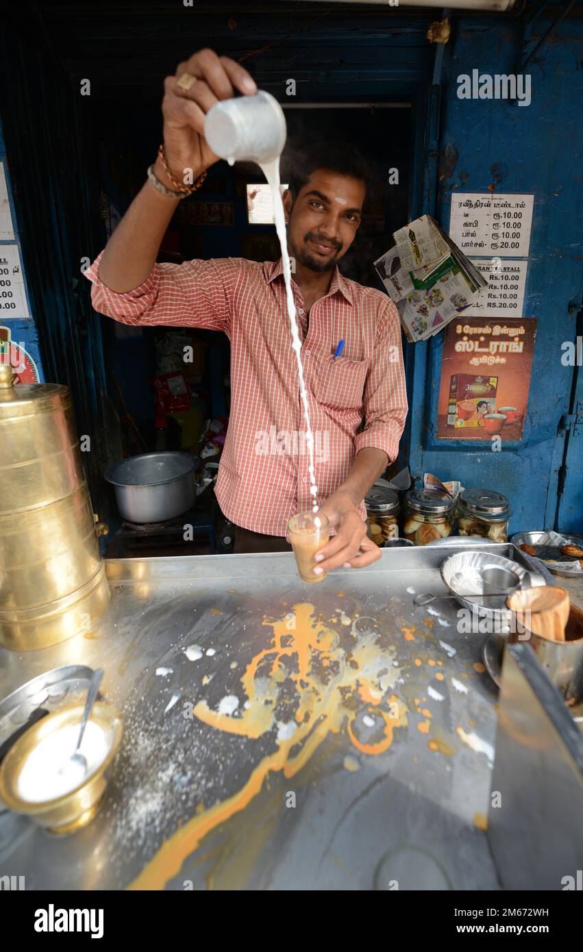 Ein Chai Wallah Vorbereitung traditioneller indischer Chai (Milchtee) in Madurai, Indien. Stockfoto