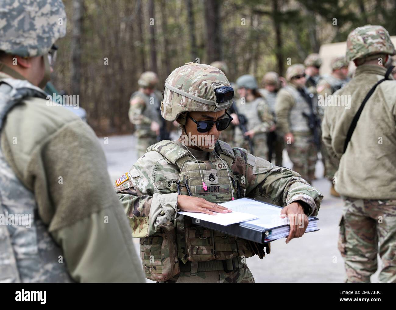 USA Sergeant Ashante Short, dem 30. Truppenkommando der Nationalgarde von Tennessee zugewiesen, liest die Liste der qualifizierten Soldaten mit Einzelwaffen vom 9. April auf dem Freiwilligentrainingsort von Tullahoma ab. Short stellte sicher, dass alle Fahrspuren ihre Qualifikationsnummern nach dem Ausfüllen des Tisches schnell erhielten. Stockfoto