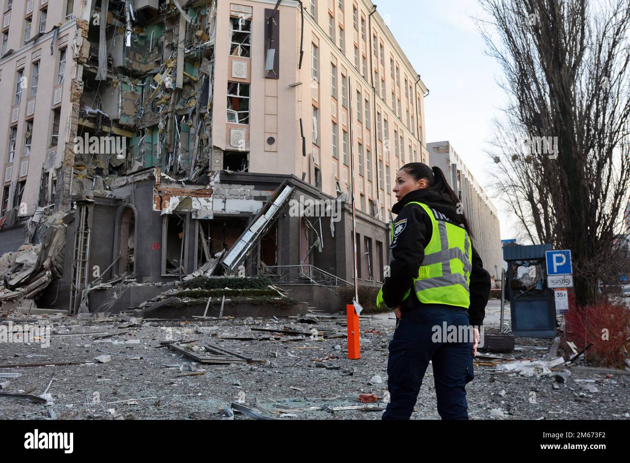 Ein Polizist am Boden eines Hotels, das teilweise durch einen russischen Streik im Zentrum der ukrainischen Hauptstadt Kiew zerstört wurde. Russische Streiks zielten auf mehrere Regionen der Ukraine ab, darunter die Hauptstadt Kiew, in der die Angriffe mindestens eine Person töteten und mehrere andere verwundeten, so die ukrainischen Beamten. Stockfoto