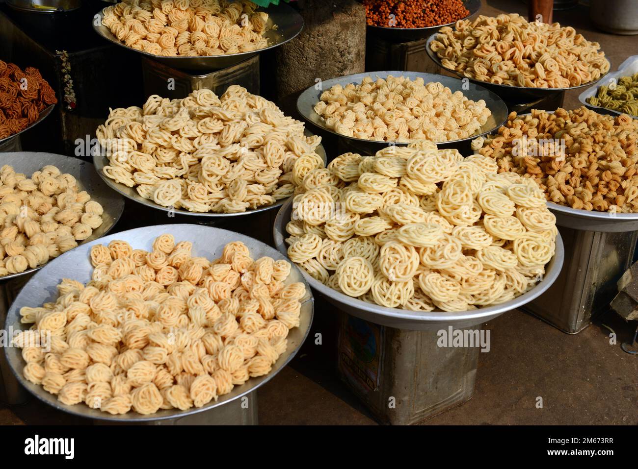 Ein tamilischer Snackverkäufer in Madurai, Tamil Nadu, Indien. Stockfoto