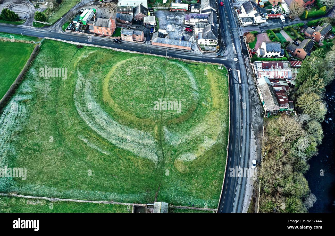 Neolithisches Hühnerdenkmal, bekannt als König Arthurs Round Table. Eamont Bridge, Cumbria, England. Hoar Frost hebt Graben, Berm und Südosteingang hervor Stockfoto