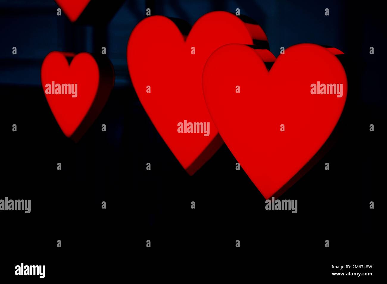 Rote Herzen Dekoration. Einrichtung am Valentinstag. Herzen auf dunklem Hintergrund Stockfoto