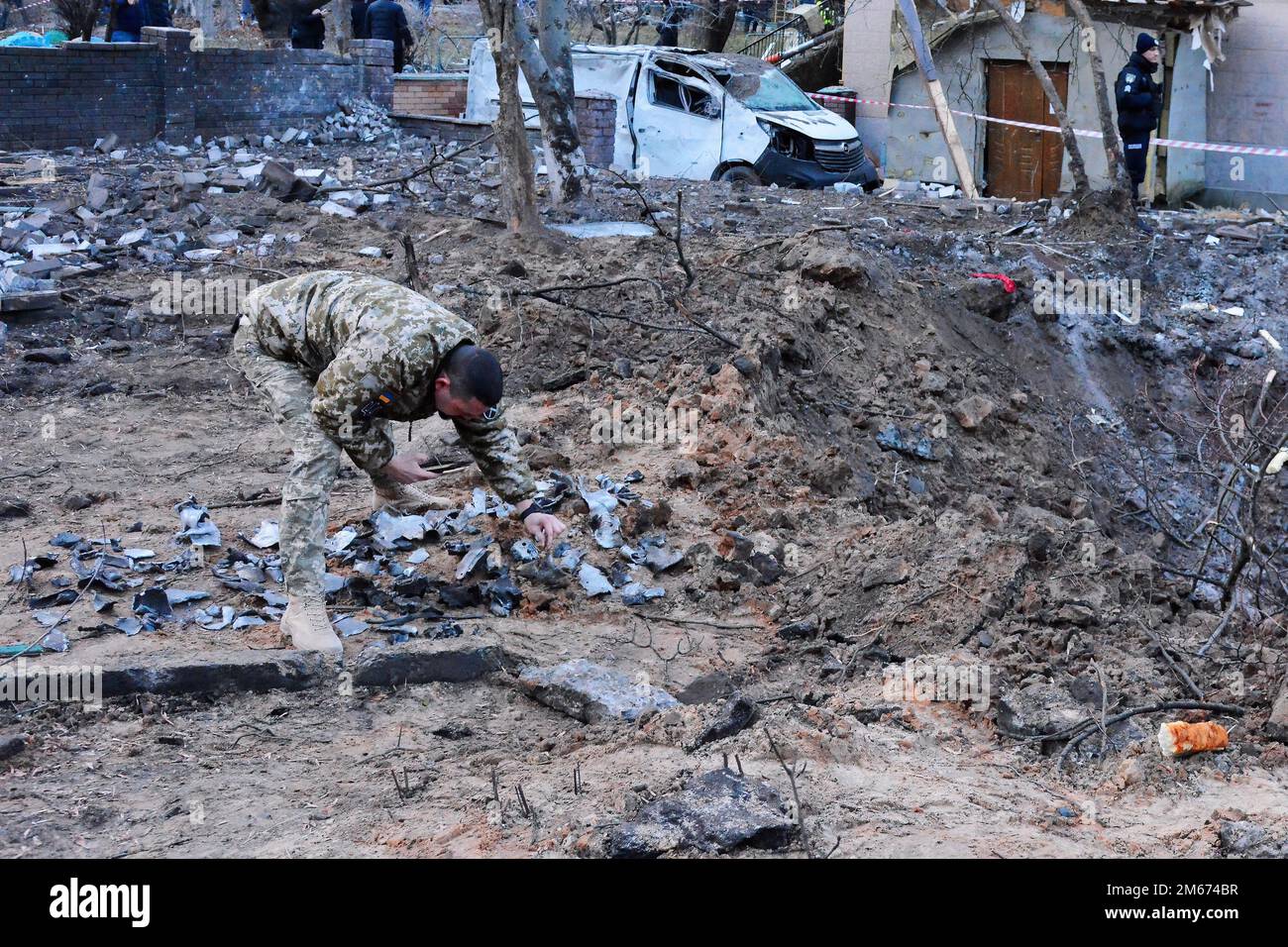 Kiew, Ukraine. 31. Dezember 2022. Militärexperten untersuchen Raketentrümmer in der Nähe des Ortes einer Raketenexplosion in einem Wohngebiet in Kiew. Russische Streiks zielten auf mehrere Regionen der Ukraine ab, darunter die Hauptstadt Kiew, in der die Angriffe mindestens eine Person töteten und mehrere andere verwundeten, so die ukrainischen Beamten. (Kreditbild: © Aleksandr Gusev/SOPA Images via ZUMA Press Wire) Stockfoto