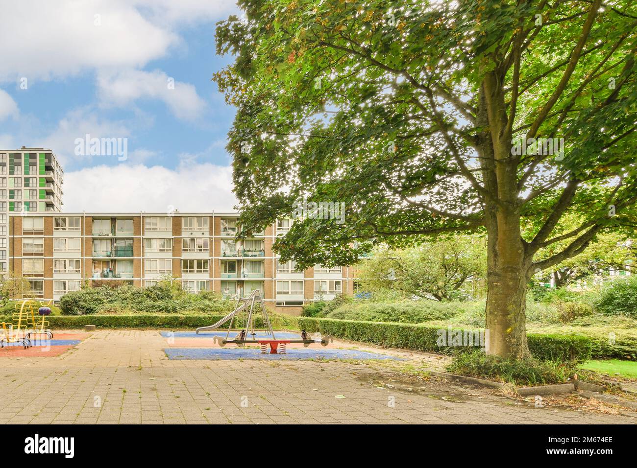 Ein Apartmentkomplex mit Spielplätzen und Spielbereichen im Vordergrund, in der Nähe von londons hyde Park Stockfoto