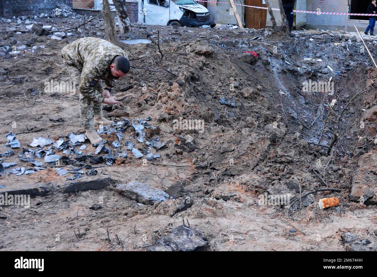 Kiew, Ukraine. 31. Dezember 2022. Militärexperten untersuchen Raketentrümmer in der Nähe des Ortes einer Raketenexplosion in einem Wohngebiet in Kiew. Russische Streiks zielten auf mehrere Regionen der Ukraine ab, darunter die Hauptstadt Kiew, in der die Angriffe mindestens eine Person töteten und mehrere andere verwundeten, so die ukrainischen Beamten. (Kreditbild: © Aleksandr Gusev/SOPA Images via ZUMA Press Wire) Stockfoto