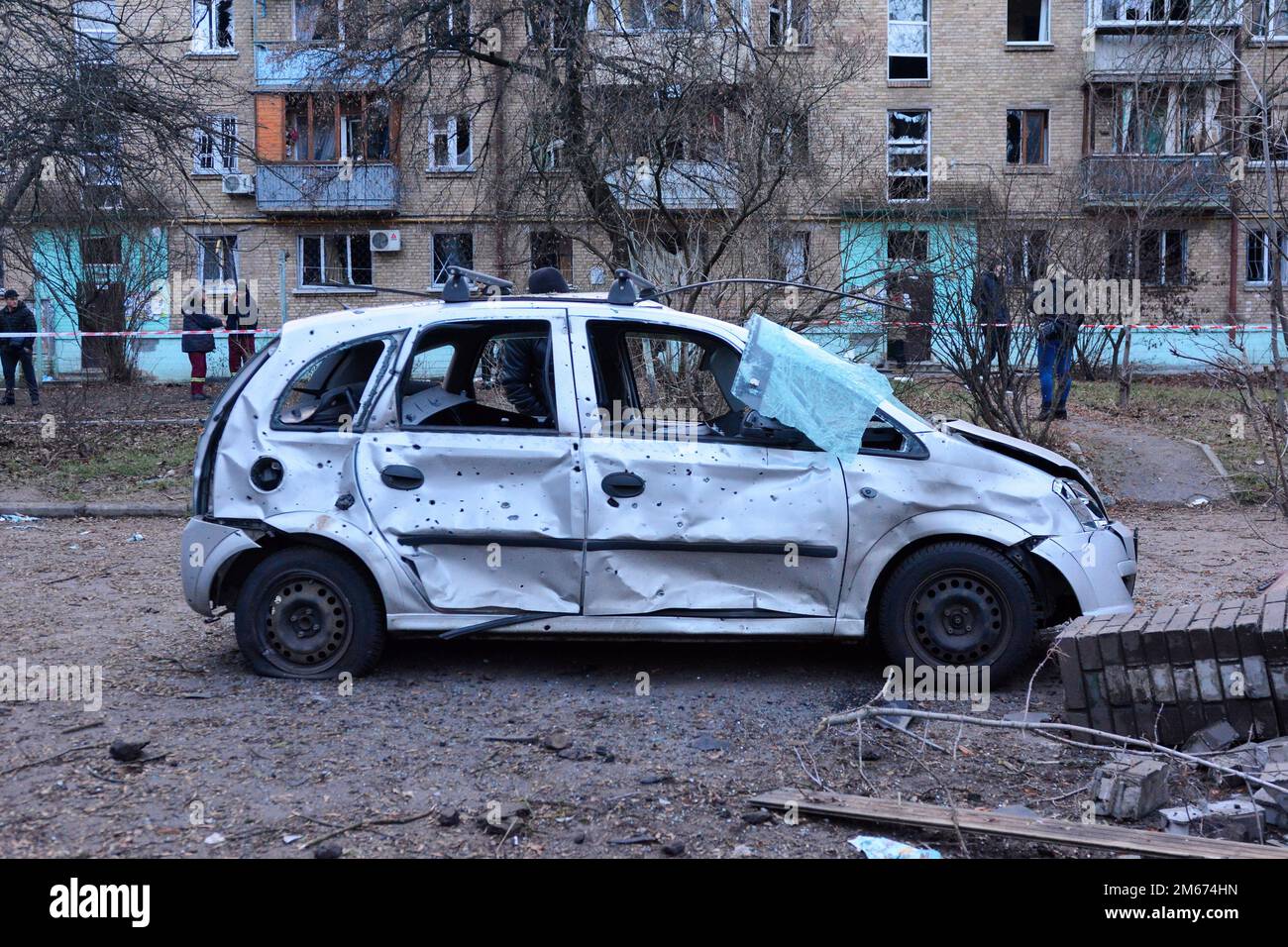 Kiew, Ukraine. 31. Dezember 2022. Am Silvesterabend, in Kiew, steht ein zerstörtes Auto. Russische Streiks zielten auf mehrere Regionen der Ukraine ab, darunter die Hauptstadt Kiew, in der die Angriffe mindestens eine Person töteten und mehrere andere verwundeten, so die ukrainischen Beamten. (Kreditbild: © Aleksandr Gusev/SOPA Images via ZUMA Press Wire) Stockfoto