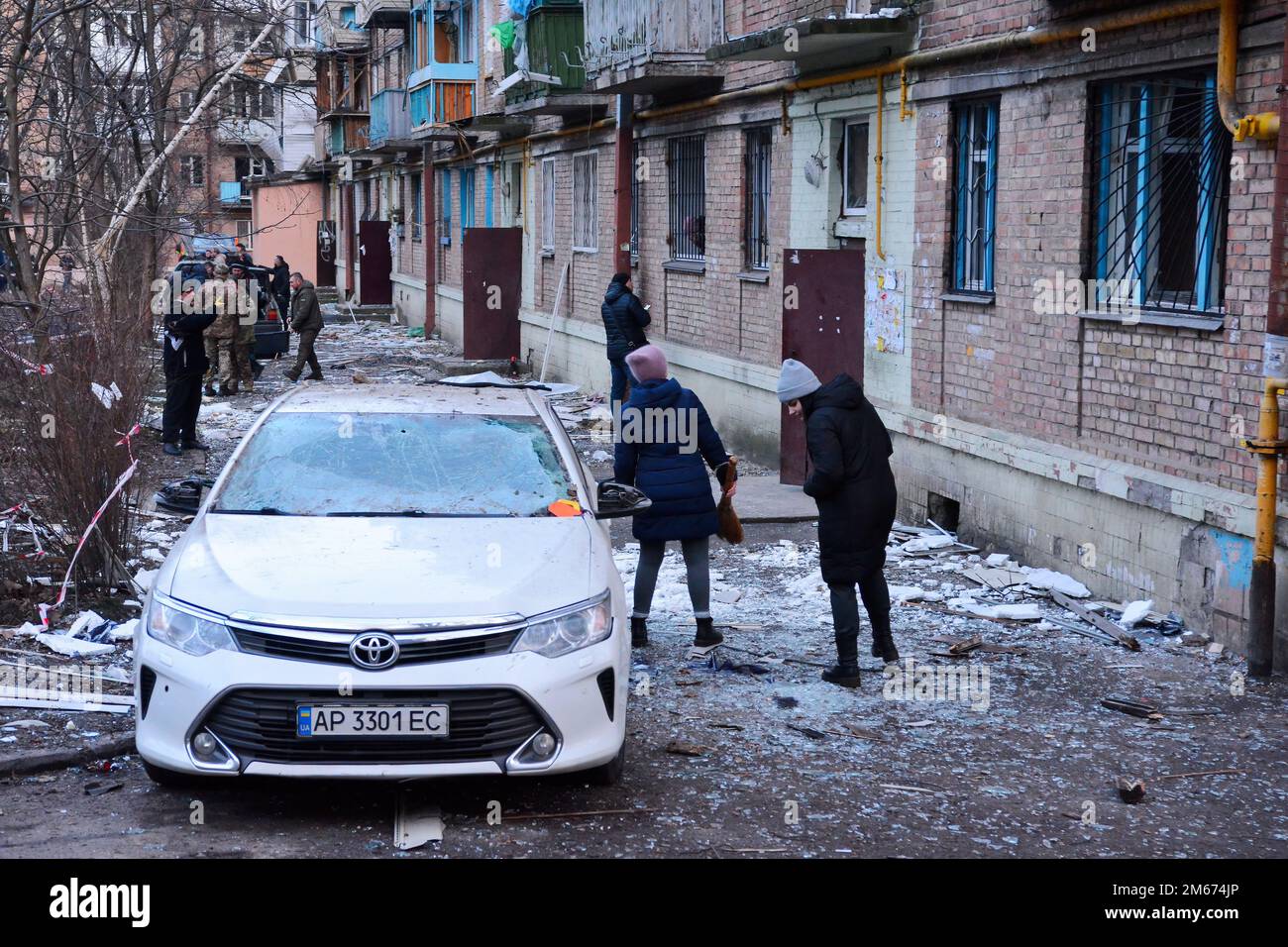 Kiew, Ukraine. 31. Dezember 2022. Am Silvesterabend, in Kiew, steht ein zerstörtes Auto. Russische Streiks zielten auf mehrere Regionen der Ukraine ab, darunter die Hauptstadt Kiew, in der die Angriffe mindestens eine Person töteten und mehrere andere verwundeten, so die ukrainischen Beamten. (Kreditbild: © Aleksandr Gusev/SOPA Images via ZUMA Press Wire) Stockfoto