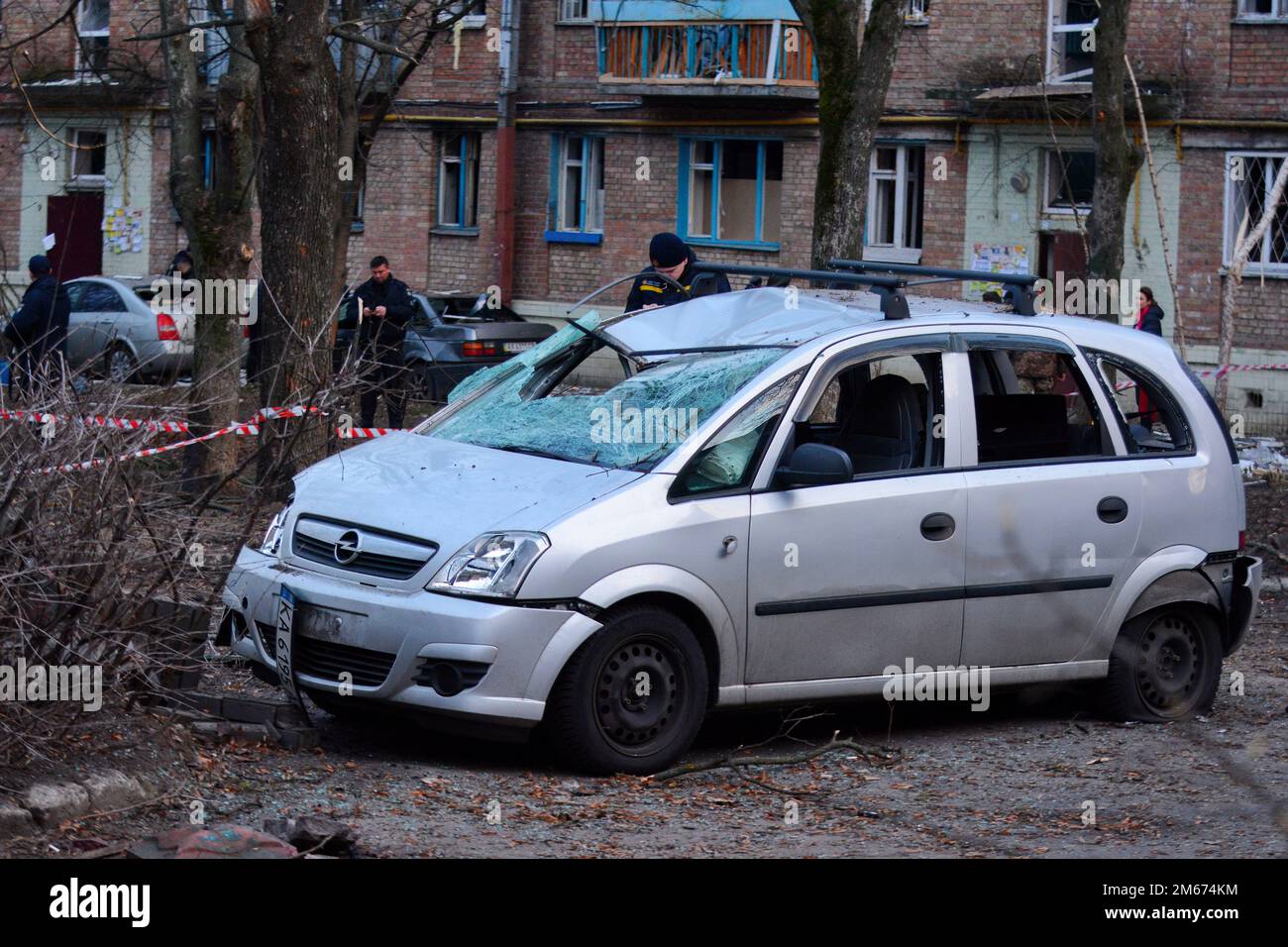 Kiew, Ukraine. 31. Dezember 2022. Am Silvesterabend, in Kiew, steht ein zerstörtes Auto. Russische Streiks zielten auf mehrere Regionen der Ukraine ab, darunter die Hauptstadt Kiew, in der die Angriffe mindestens eine Person töteten und mehrere andere verwundeten, so die ukrainischen Beamten. (Kreditbild: © Aleksandr Gusev/SOPA Images via ZUMA Press Wire) Stockfoto