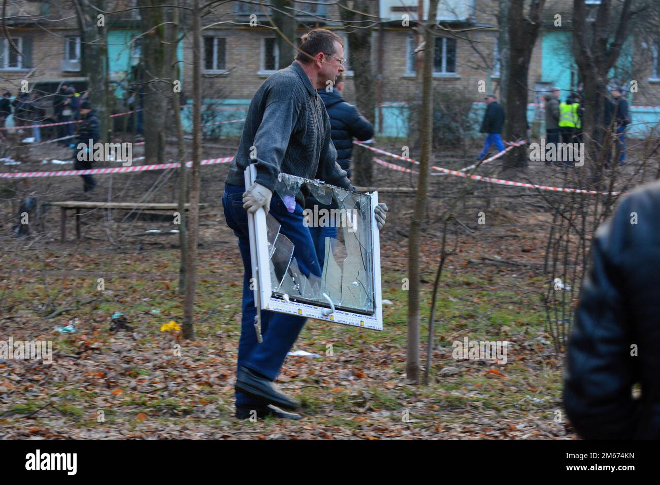 Kiew, Ukraine. 31. Dezember 2022. Ein Mann trägt ein kaputtes Fenster am Ort einer Explosion an Silvester in Kiew. Russische Streiks zielten auf mehrere Regionen der Ukraine ab, darunter die Hauptstadt Kiew, in der die Angriffe mindestens eine Person töteten und mehrere andere verwundeten, so die ukrainischen Beamten. (Kreditbild: © Aleksandr Gusev/SOPA Images via ZUMA Press Wire) Stockfoto
