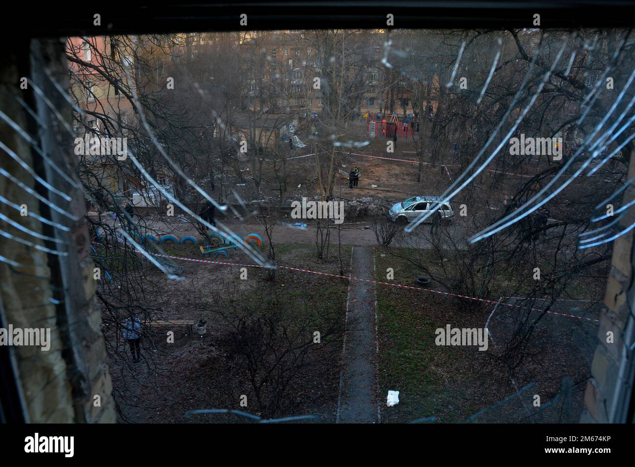 Kiew, Ukraine. 31. Dezember 2022. Ein Blick auf Schäden an einem Gebäude, das von Raketen der russischen Streitkräfte im Zentrum der ukrainischen Hauptstadt Kiew getroffen wurde. Russische Streiks zielten auf mehrere Regionen der Ukraine ab, darunter die Hauptstadt Kiew, in der die Angriffe mindestens eine Person töteten und mehrere andere verwundeten, so die ukrainischen Beamten. (Kreditbild: © Aleksandr Gusev/SOPA Images via ZUMA Press Wire) Stockfoto