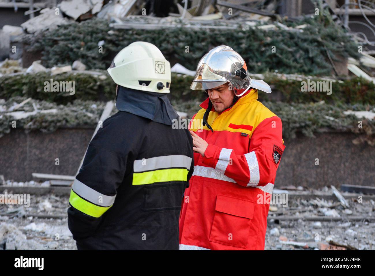 Kiew, Ukraine. 31. Dezember 2022. Rettungskräfte und Polizisten arbeiten unten in einem Hotel, das teilweise durch einen russischen Streik im Zentrum der ukrainischen Hauptstadt Kiew zerstört wurde. Russische Streiks zielten auf mehrere Regionen der Ukraine ab, darunter die Hauptstadt Kiew, in der die Angriffe mindestens eine Person töteten und mehrere andere verwundeten, so die ukrainischen Beamten. (Kreditbild: © Aleksandr Gusev/SOPA Images via ZUMA Press Wire) Stockfoto