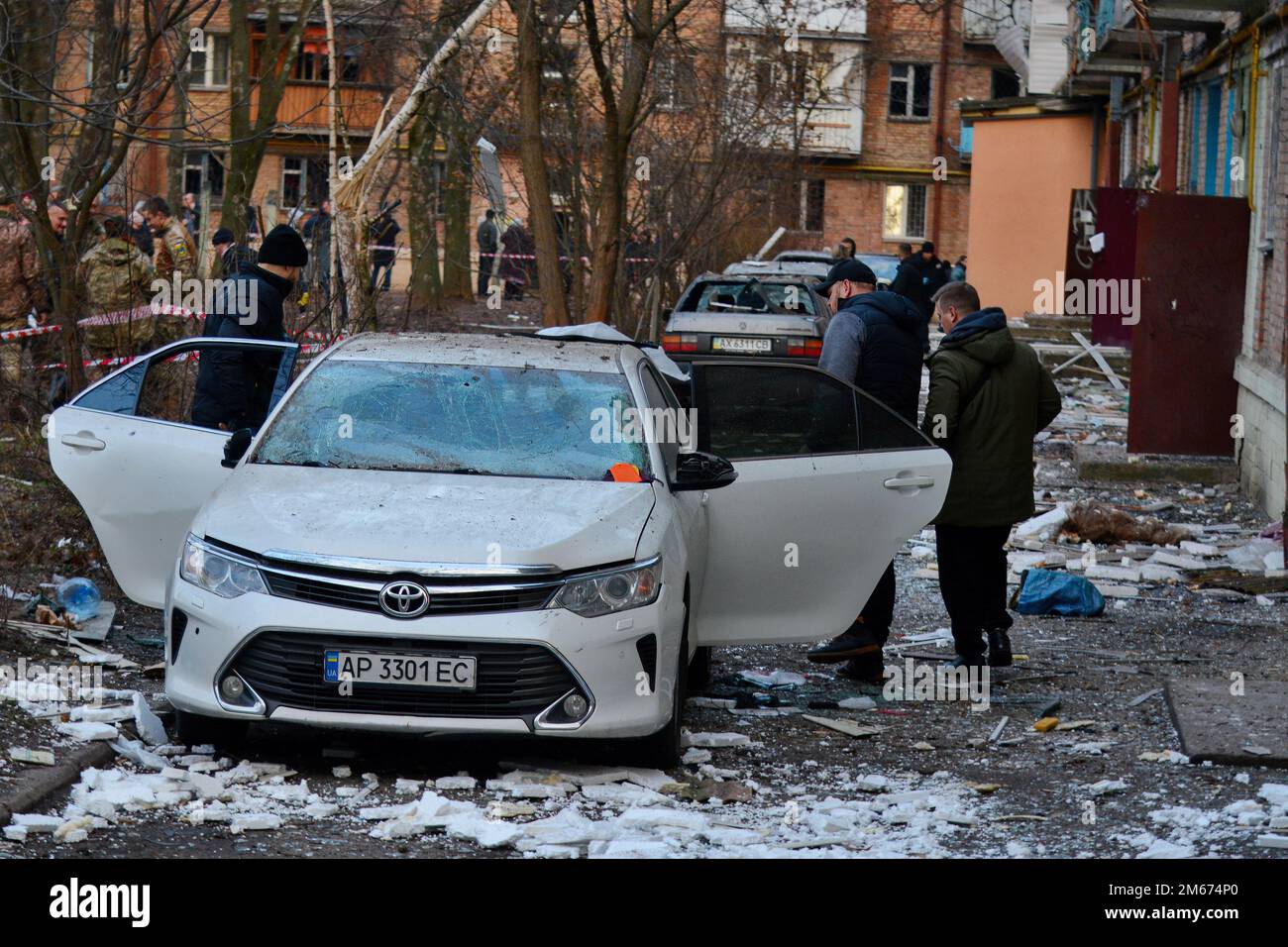 Kiew, Ukraine. 31. Dezember 2022. Am Silvesterabend, in Kiew, steht ein zerstörtes Auto. Russische Streiks zielten auf mehrere Regionen der Ukraine ab, darunter die Hauptstadt Kiew, in der die Angriffe mindestens eine Person töteten und mehrere andere verwundeten, so die ukrainischen Beamten. (Kreditbild: © Aleksandr Gusev/SOPA Images via ZUMA Press Wire) Stockfoto