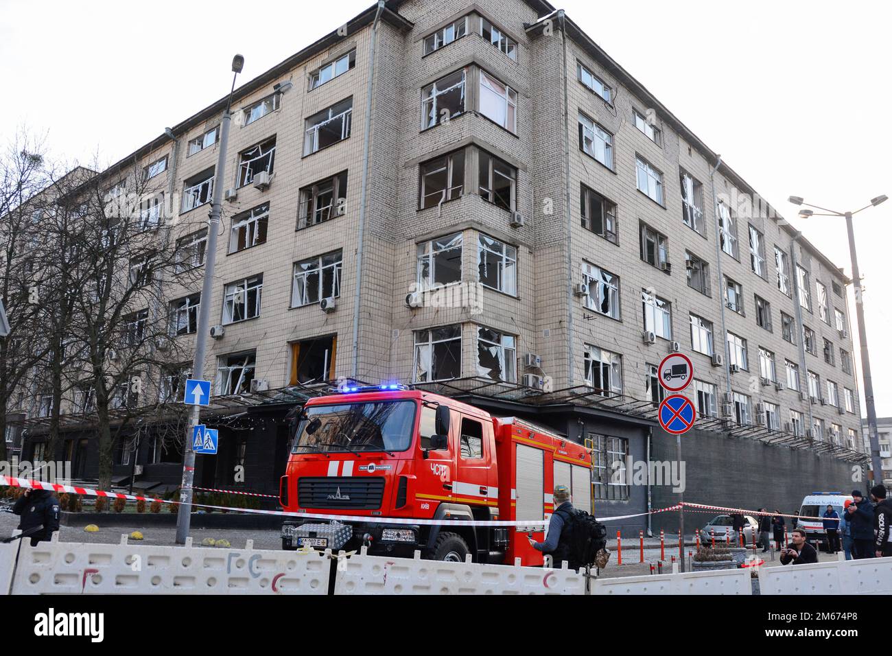 Kiew, Ukraine. 31. Dezember 2022. Rettungskräfte und Polizisten arbeiten unten in einem Hotel, das teilweise durch einen russischen Streik im Zentrum der ukrainischen Hauptstadt Kiew zerstört wurde. Russische Streiks zielten auf mehrere Regionen der Ukraine ab, darunter die Hauptstadt Kiew, in der die Angriffe mindestens eine Person töteten und mehrere andere verwundeten, so die ukrainischen Beamten. (Kreditbild: © Aleksandr Gusev/SOPA Images via ZUMA Press Wire) Stockfoto