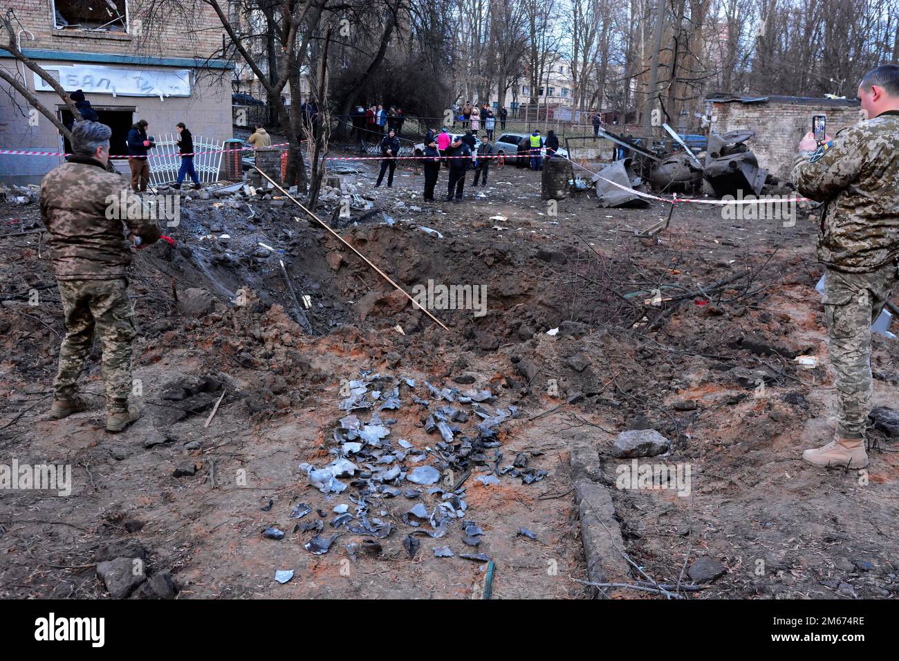Kiew, Ukraine. 31. Dezember 2022. Militärexperten untersuchen Raketentrümmer in der Nähe des Ortes einer Raketenexplosion in einem Wohngebiet in Kiew. Russische Streiks zielten auf mehrere Regionen der Ukraine ab, darunter die Hauptstadt Kiew, in der die Angriffe mindestens eine Person töteten und mehrere andere verwundeten, so die ukrainischen Beamten. (Kreditbild: © Aleksandr Gusev/SOPA Images via ZUMA Press Wire) Stockfoto