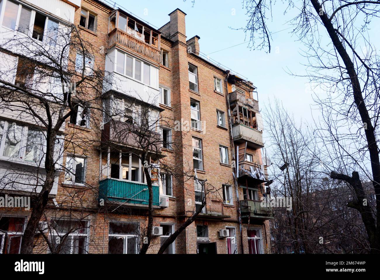 Kiew, Ukraine. 31. Dezember 2022. Eine zerstörte Gebäudefassade ist in einem Wohngebiet am Silvesterabend in Kiew zu sehen. Russische Streiks zielten auf mehrere Regionen der Ukraine ab, darunter die Hauptstadt Kiew, in der die Angriffe mindestens eine Person töteten und mehrere andere verwundeten, so die ukrainischen Beamten. (Kreditbild: © Aleksandr Gusev/SOPA Images via ZUMA Press Wire) Stockfoto