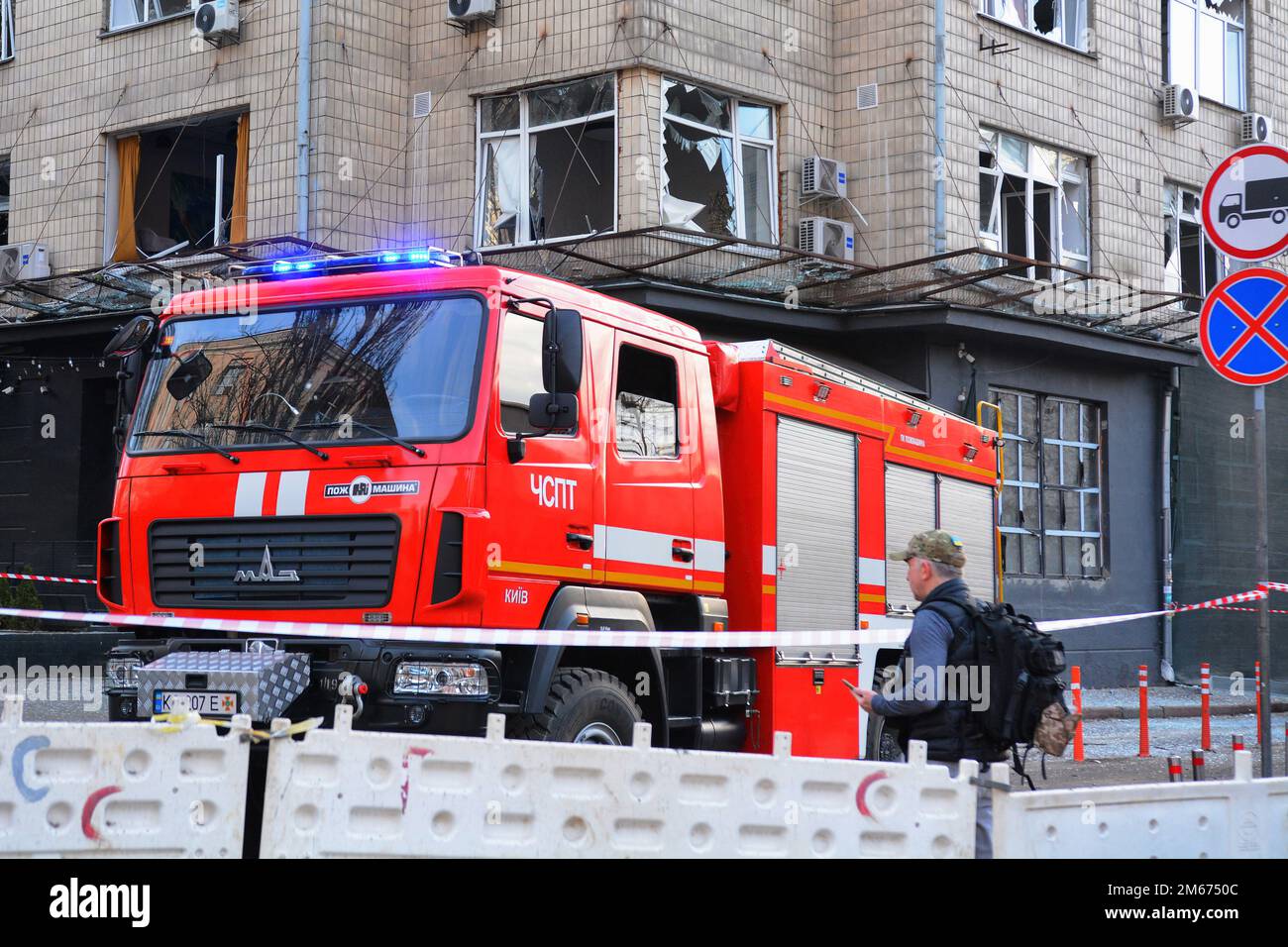 Kiew, Ukraine. 31. Dezember 2022. Rettungskräfte und Polizisten arbeiten unten in einem Hotel, das teilweise durch einen russischen Streik im Zentrum der ukrainischen Hauptstadt Kiew zerstört wurde. Russische Streiks zielten auf mehrere Regionen der Ukraine ab, darunter die Hauptstadt Kiew, in der die Angriffe mindestens eine Person töteten und mehrere andere verwundeten, so die ukrainischen Beamten. (Kreditbild: © Aleksandr Gusev/SOPA Images via ZUMA Press Wire) Stockfoto
