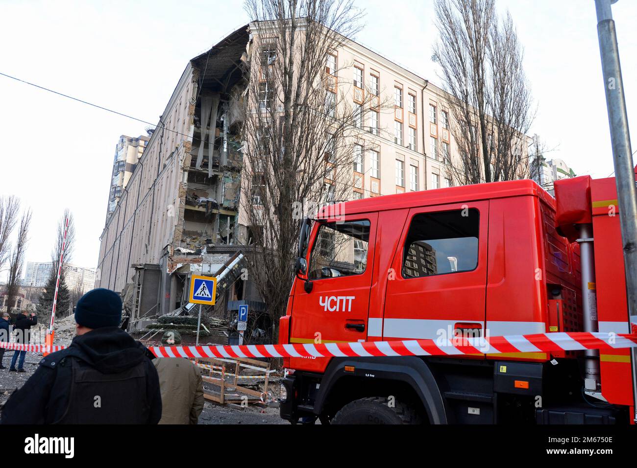 Kiew, Ukraine. 31. Dezember 2022. Rettungskräfte und Polizisten arbeiten unten in einem Hotel, das teilweise durch einen russischen Streik im Zentrum der ukrainischen Hauptstadt Kiew zerstört wurde. Russische Streiks zielten auf mehrere Regionen der Ukraine ab, darunter die Hauptstadt Kiew, in der die Angriffe mindestens eine Person töteten und mehrere andere verwundeten, so die ukrainischen Beamten. (Kreditbild: © Aleksandr Gusev/SOPA Images via ZUMA Press Wire) Stockfoto