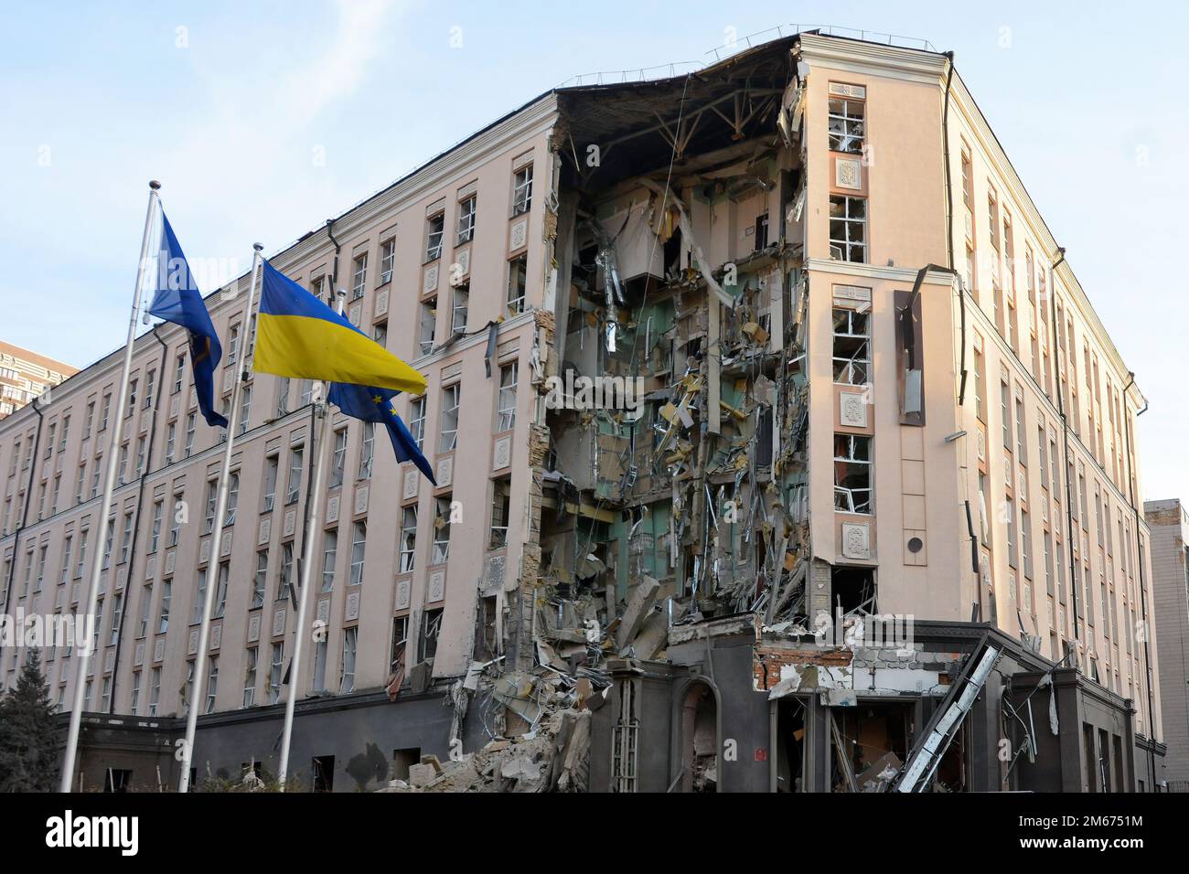 Kiew, Ukraine. 31. Dezember 2022. Ein Blick auf ein beschädigtes Gebäude, nachdem Raketen von russischen Truppen in das Zentrum der ukrainischen Hauptstadt Kiew geschossen wurden. Russische Streiks zielten auf mehrere Regionen der Ukraine ab, darunter die Hauptstadt Kiew, in der die Angriffe mindestens eine Person töteten und mehrere andere verwundeten, so die ukrainischen Beamten. (Kreditbild: © Aleksandr Gusev/SOPA Images via ZUMA Press Wire) Stockfoto