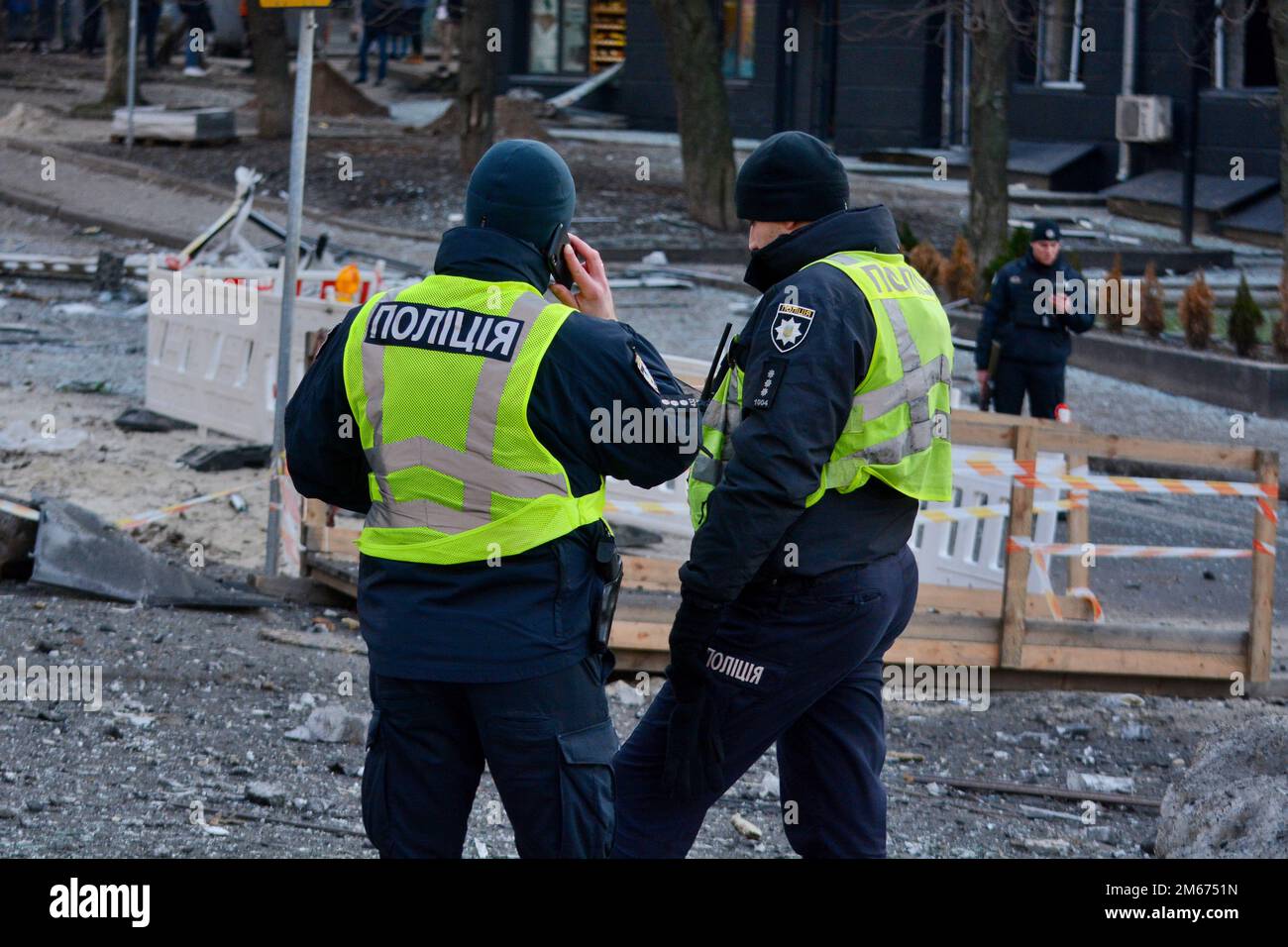 Kiew, Ukraine. 31. Dezember 2022. Polizisten arbeiten auf dem Grund eines Hotels, das teilweise durch einen russischen Streik im Zentrum der ukrainischen Hauptstadt Kiew zerstört wurde. Russische Streiks zielten auf mehrere Regionen der Ukraine ab, darunter die Hauptstadt Kiew, in der die Angriffe mindestens eine Person töteten und mehrere andere verwundeten, so die ukrainischen Beamten. (Kreditbild: © Aleksandr Gusev/SOPA Images via ZUMA Press Wire) Stockfoto