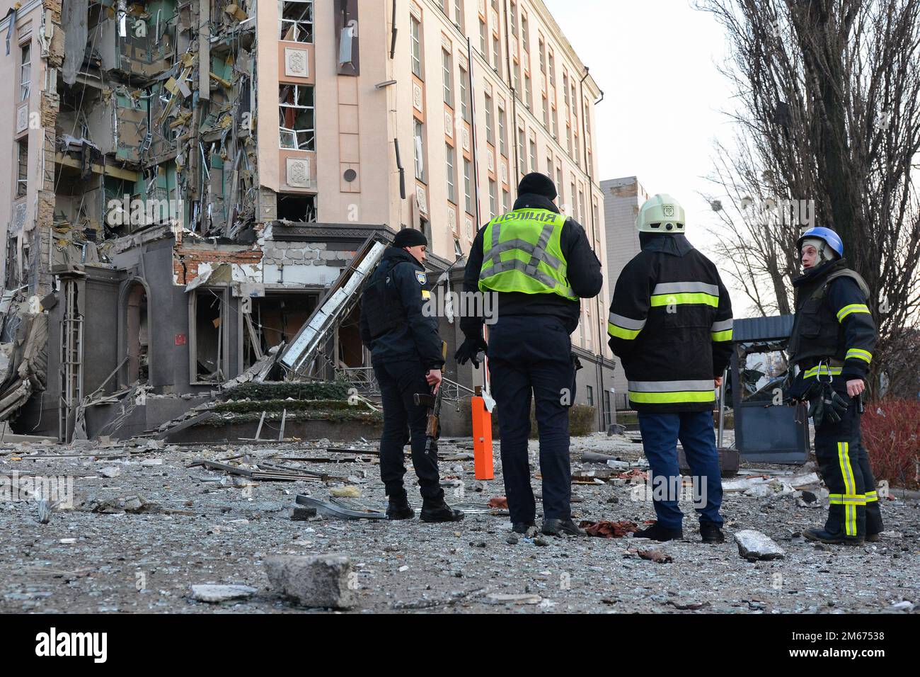 Kiew, Ukraine. 31. Dezember 2022. Rettungskräfte und Polizisten arbeiten unten in einem Hotel, das teilweise durch einen russischen Streik im Zentrum der ukrainischen Hauptstadt Kiew zerstört wurde. Russische Streiks zielten auf mehrere Regionen der Ukraine ab, darunter die Hauptstadt Kiew, in der die Angriffe mindestens eine Person töteten und mehrere andere verwundeten, so die ukrainischen Beamten. (Kreditbild: © Aleksandr Gusev/SOPA Images via ZUMA Press Wire) Stockfoto