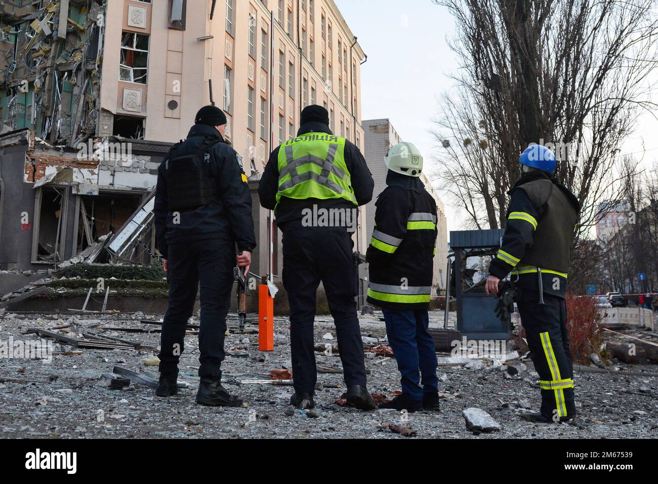 Kiew, Ukraine. 31. Dezember 2022. Rettungskräfte und Polizisten arbeiten unten in einem Hotel, das teilweise durch einen russischen Streik im Zentrum der ukrainischen Hauptstadt Kiew zerstört wurde. Russische Streiks zielten auf mehrere Regionen der Ukraine ab, darunter die Hauptstadt Kiew, in der die Angriffe mindestens eine Person töteten und mehrere andere verwundeten, so die ukrainischen Beamten. (Kreditbild: © Aleksandr Gusev/SOPA Images via ZUMA Press Wire) Stockfoto