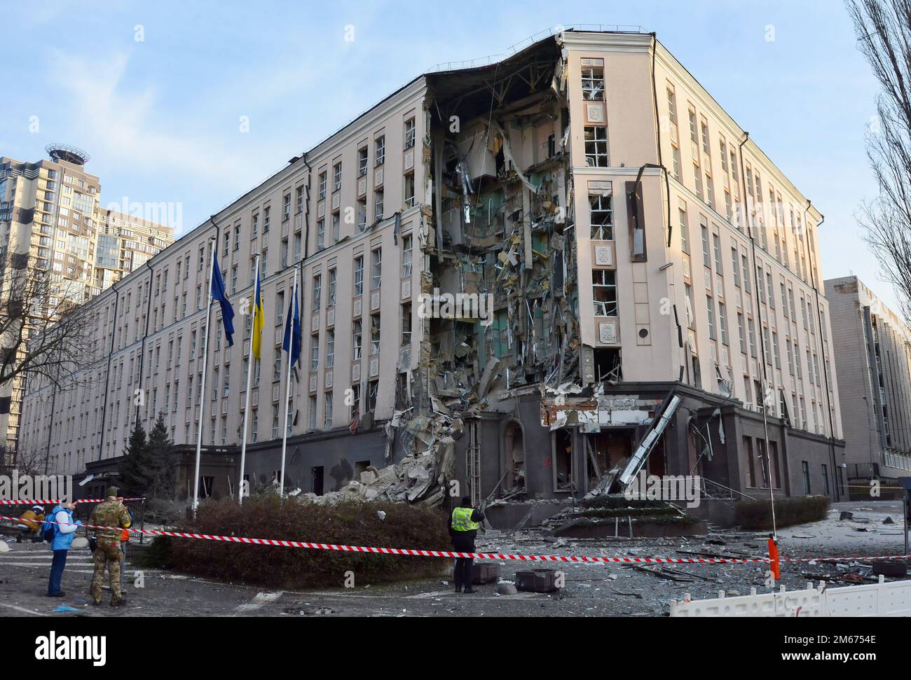 Kiew, Ukraine. 31. Dezember 2022. Ein Blick auf die Schäden, nachdem Raketen von russischen Streitkräften in das Zentrum der ukrainischen Hauptstadt Kiew geschossen wurden. Russische Streiks zielten auf mehrere Regionen der Ukraine ab, darunter die Hauptstadt Kiew, in der die Angriffe mindestens eine Person töteten und mehrere andere verwundeten, so die ukrainischen Beamten. (Kreditbild: © Aleksandr Gusev/SOPA Images via ZUMA Press Wire) Stockfoto