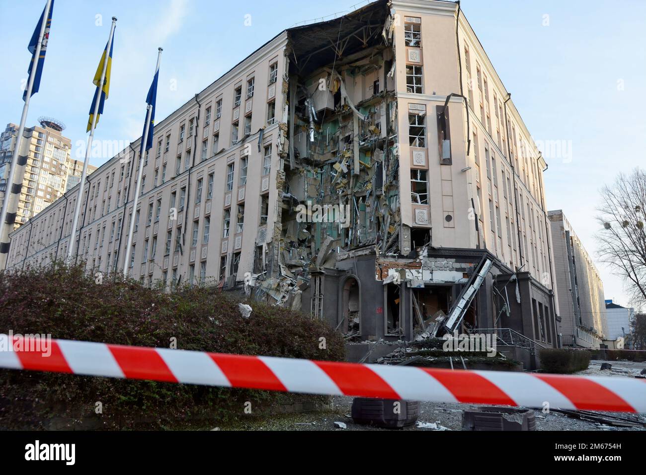 Kiew, Ukraine. 31. Dezember 2022. Ein Blick auf die Schäden, nachdem Raketen von russischen Streitkräften in das Zentrum der ukrainischen Hauptstadt Kiew geschossen wurden. Russische Streiks zielten auf mehrere Regionen der Ukraine ab, darunter die Hauptstadt Kiew, in der die Angriffe mindestens eine Person töteten und mehrere andere verwundeten, so die ukrainischen Beamten. (Kreditbild: © Aleksandr Gusev/SOPA Images via ZUMA Press Wire) Stockfoto