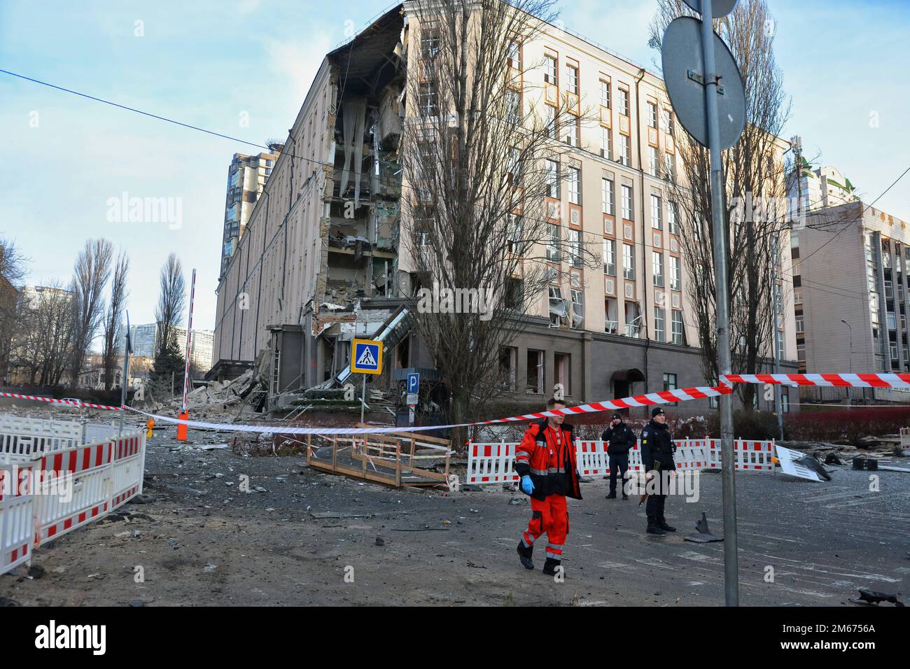 Kiew, Ukraine. 31. Dezember 2022. Rettungskräfte und Polizisten arbeiten unten in einem Hotel, das teilweise durch einen russischen Streik im Zentrum der ukrainischen Hauptstadt Kiew zerstört wurde. Russische Streiks zielten auf mehrere Regionen der Ukraine ab, darunter die Hauptstadt Kiew, in der die Angriffe mindestens eine Person töteten und mehrere andere verwundeten, so die ukrainischen Beamten. (Kreditbild: © Aleksandr Gusev/SOPA Images via ZUMA Press Wire) Stockfoto
