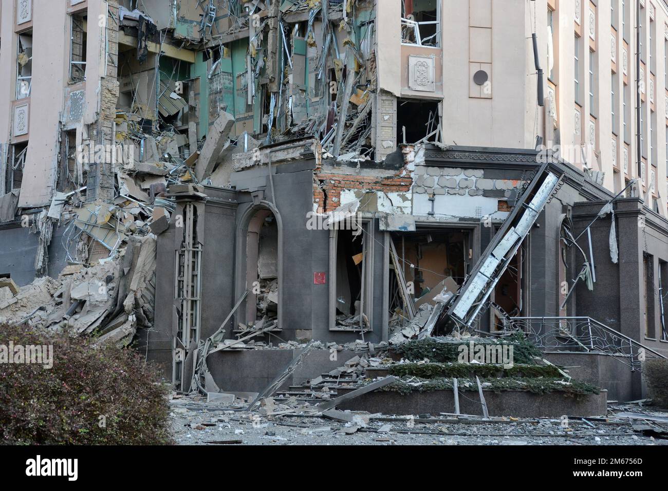 Kiew, Ukraine. 31. Dezember 2022. Ein Blick auf die Schäden, nachdem Raketen von russischen Streitkräften in das Zentrum der ukrainischen Hauptstadt Kiew geschossen wurden. Russische Streiks zielten auf mehrere Regionen der Ukraine ab, darunter die Hauptstadt Kiew, in der die Angriffe mindestens eine Person töteten und mehrere andere verwundeten, so die ukrainischen Beamten. (Kreditbild: © Aleksandr Gusev/SOPA Images via ZUMA Press Wire) Stockfoto