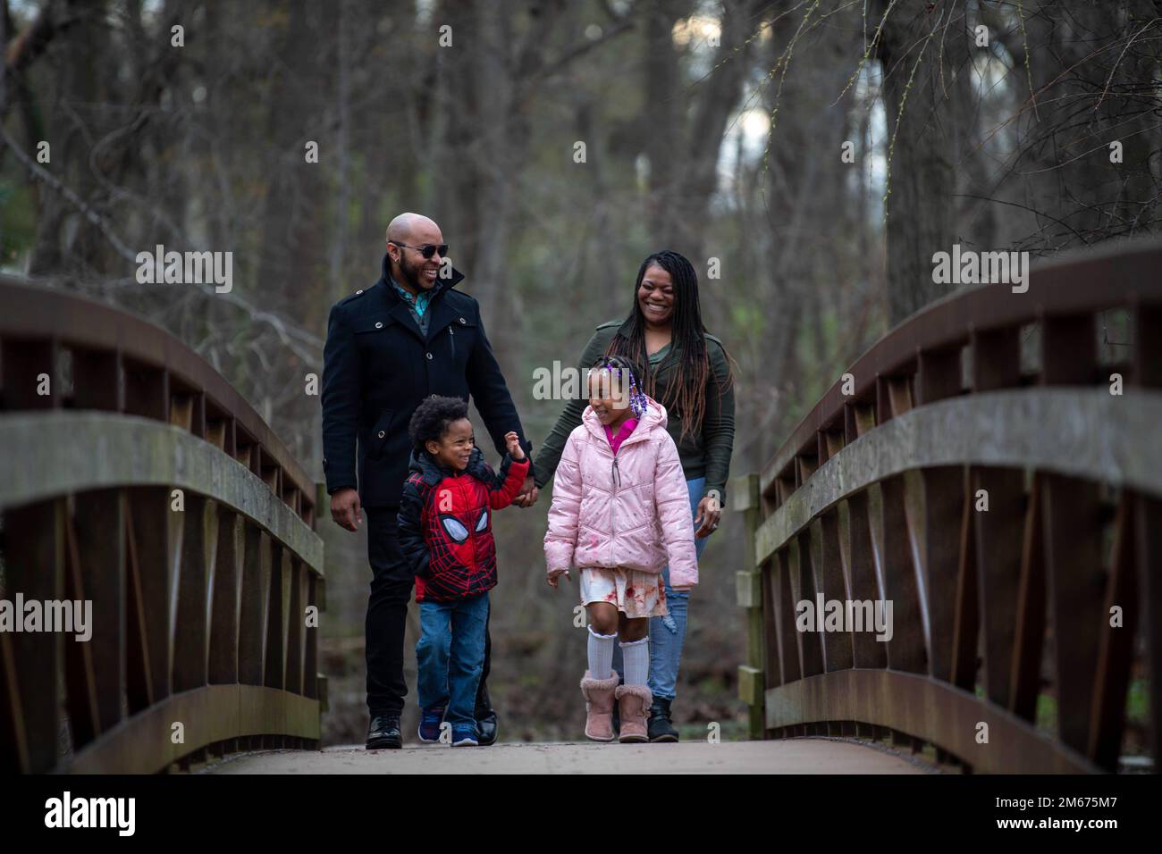 Cleveland Brown V geht mit seiner Familie, Major Nina Brown, 436. Operational Medical Readiness Squadron Clinical Nurve, Right, Cleveland Brown VI, 4, unten links und Kennedy-Jade Brown, 6, unten rechts am Silver Lake Park in Dover, Delaware, 9. April 2022. Brown diente sechs Jahre lang bei der United States Air Force und war neun Jahre lang Militärpartner. Stockfoto