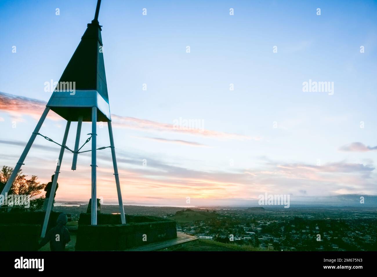 Trig-Struktur auf dem Gipfel des Mount Eden bei Sonnenaufgang in Auckland, Neuseeland. Stockfoto