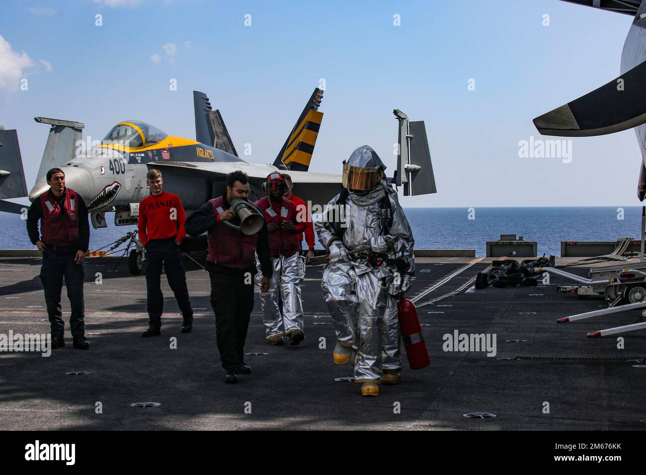 OSTCHINESISCHE SEE (9. April 2022) Seeleute führen eine Schulung zur Brandbekämpfung von Flugzeugen auf dem Cockpit des Flugzeugträgers der Nimitz-Klasse USS Abraham Lincoln (CVN 72) durch. Die Abraham Lincoln Strike Group befindet sich in einem geplanten Einsatz im US-7.-Flottenbereich, um die Interoperabilität durch Allianzen und Partnerschaften zu verbessern und gleichzeitig als einsatzbereite Truppe zur Unterstützung einer freien und offenen Region Indo-Pacific zu fungieren. Stockfoto