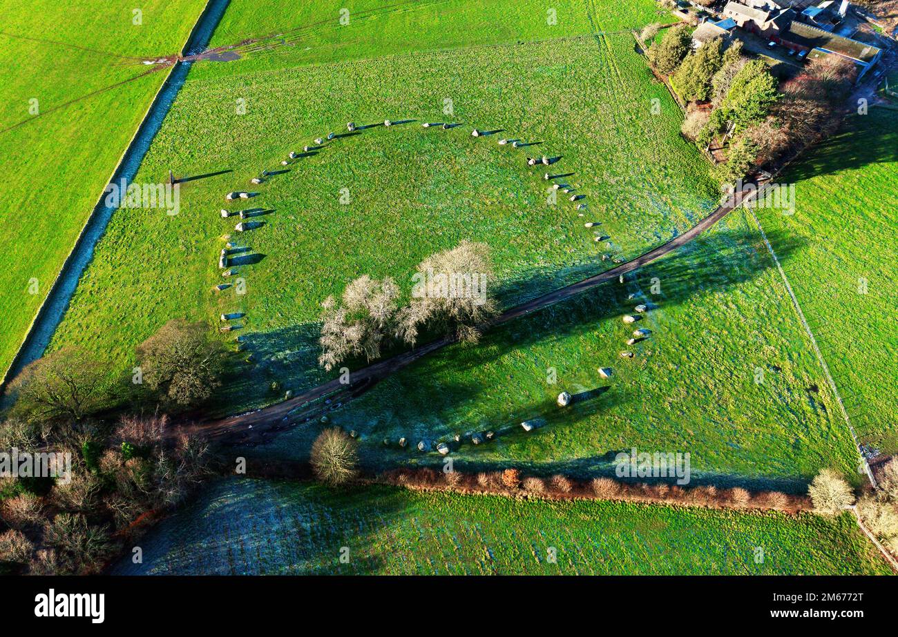 Long Meg und ihre Töchter. Prähistorischer neolithischer Steinkreis. Langwathby, Cumbria, Großbritannien. Kreise- und Ausreißersteinantenne mit Winterhoar Frost Stockfoto