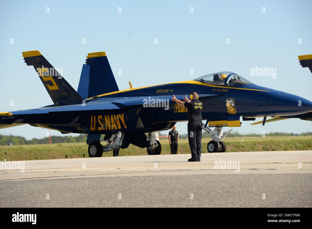 Mitglieder der USA Navy Blue Angels führen vor einer Luftdemonstration auf der Titans of Flight Air Expo, Joint Base Charleston, South Carolina, am 10. April 2022 die Vorflugverfahren durch. Die Flugschau zeigt mehr als 50 Vorführungen aus der Luft und statische Flugzeugausstellungen. Stockfoto