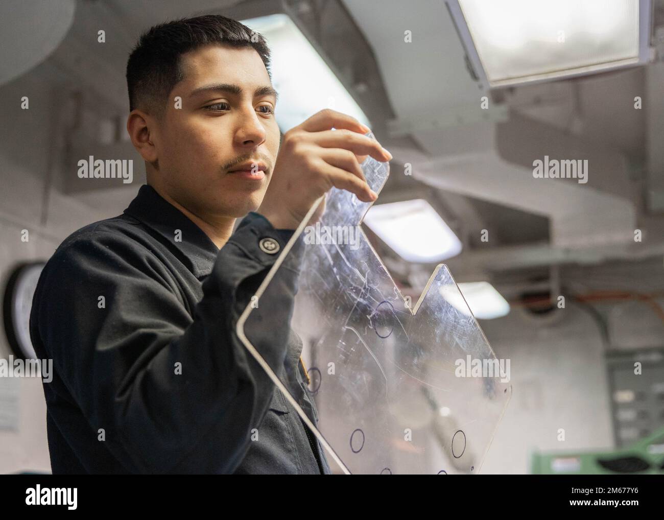 Aviation Structural Mechanic Airman Apprentice Juan Villarreal, der Abteilung für die Zwischenwartung von Flugzeugen der USS Gerald R. Ford (CVN 78) zugewiesen wurde, stellt am 10. April 2022 einen Dockingwagen her. Ford ist im Atlantik im Einsatz und führt im Rahmen der maßgeschneiderten Grundphase des Schiffes vor dem Einsatz Beförderungsqualifikationen und die Integration von Streikgruppen durch. Stockfoto